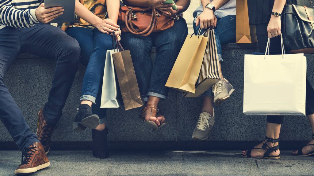 foto de pessoas comprando no celular reflete os hábitos de consumo dos millennials